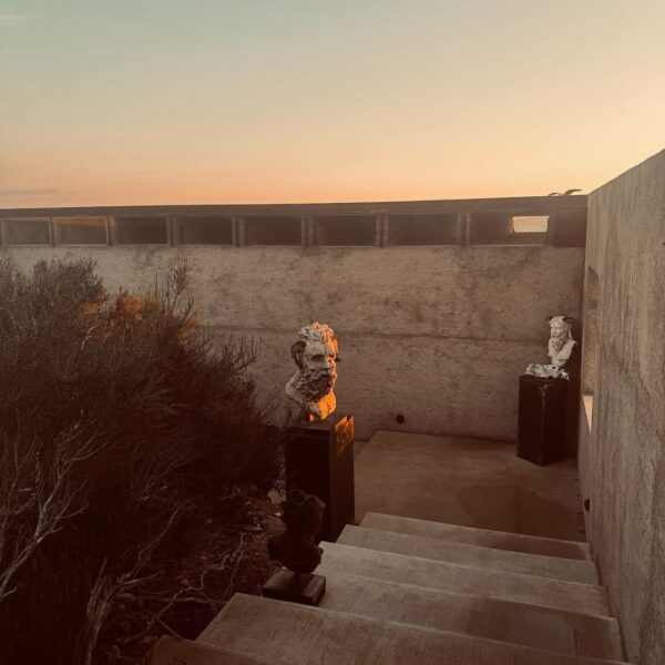 Entrada a nuestras galerías . Les recordamos que del 1 al 10 de diciembre estaremos cerrados al